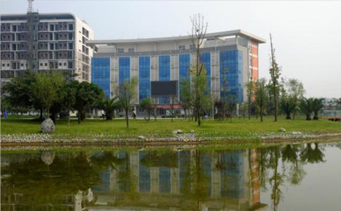 成都公办卫生学校一年学费一般是多少