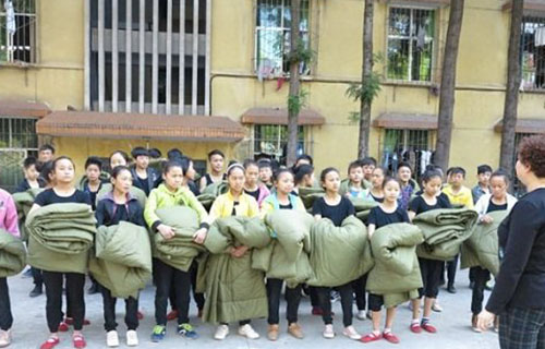 学校发被子