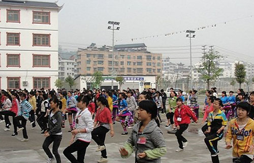 学生做操