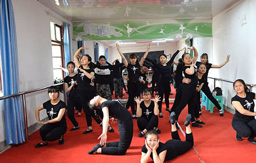 学生舞蹈