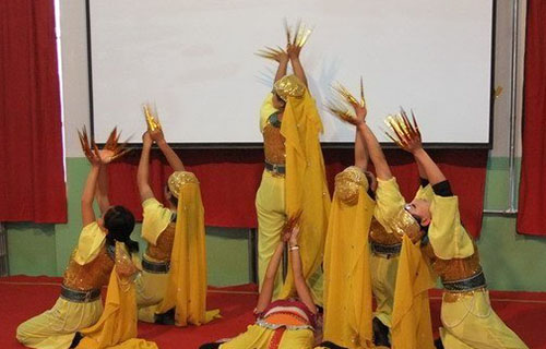 学生表演 