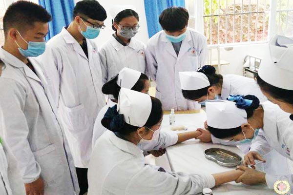 四川红十字卫生学校招收男生吗