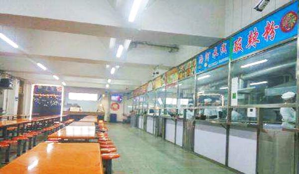 成都金沙卫校食堂环境