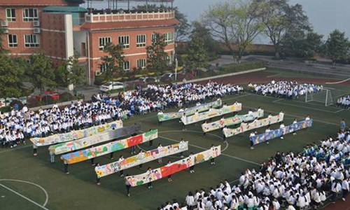 重庆市渝中职业教育中心校长雕像
