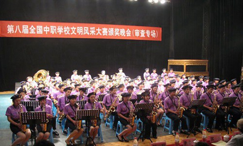 重庆市渝中职业教育中心校长雕像