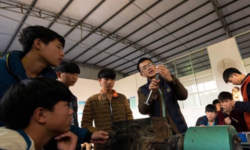 重庆市秀山职教中心学校大门