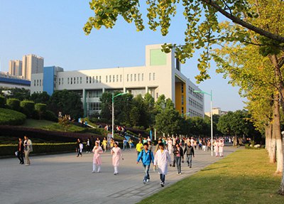 重庆三峡医药高等专科学校学校的早晨