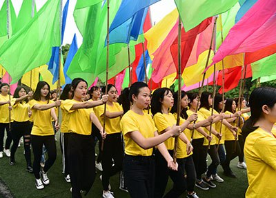 重庆青年职业技术学院彩旗方队