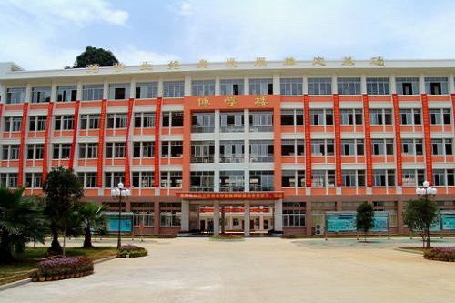 2023年盐亭县八角镇高级中学学费多少钱